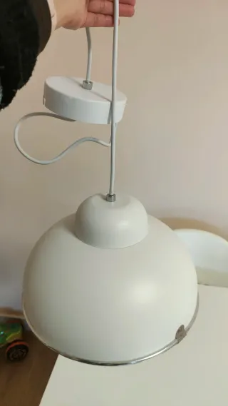 Lámpara colgante blanca y plateada