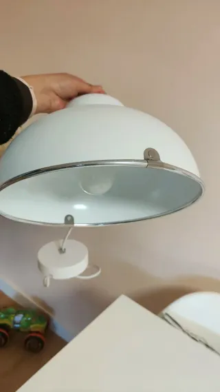 Lámpara colgante blanca y plateada