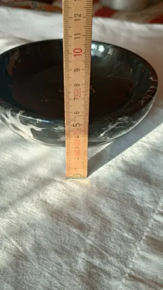 Piatto in marmo nero con venature