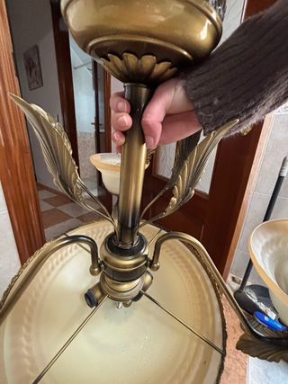 Lámpara de techo dorada y beige