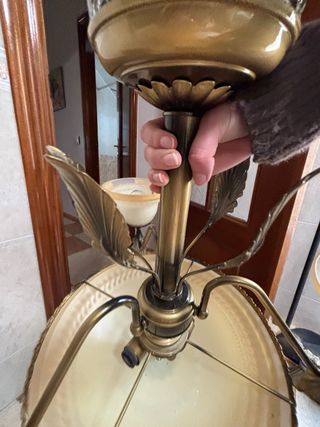 Lámpara de techo dorada y beige