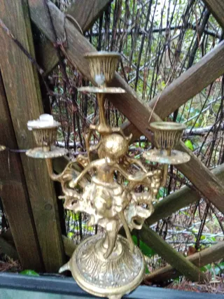 Candelabros vintage de latón con figuras