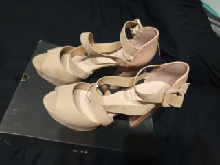 Sandalias de tacón beige y rosa