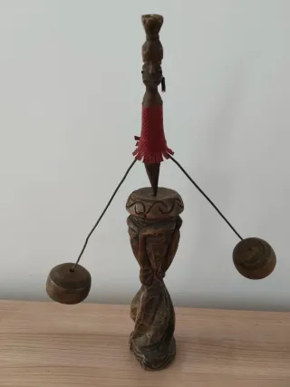 Figura de madera antigua con pesos