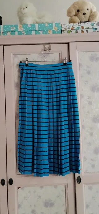 Falda plisada azul con estampado de cuadros