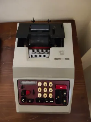 Calculadora antigua con impresora