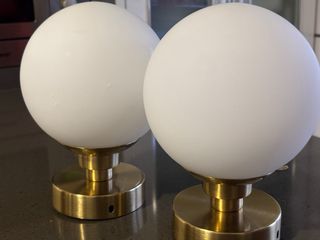 Apliques de luz dorado y foco cristal blanco