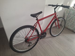 Bicicleta roja en buen estado