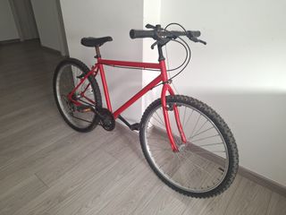 Bicicleta roja en buen estado