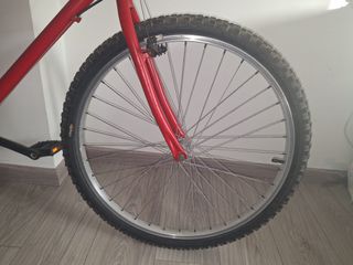 Bicicleta roja en buen estado