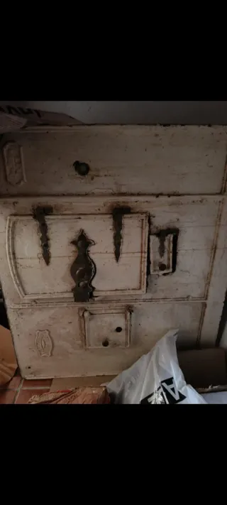 Puerta antigua de hierro forjado