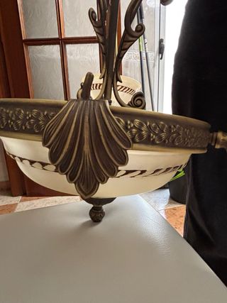 Lámpara de techo dorada y beige