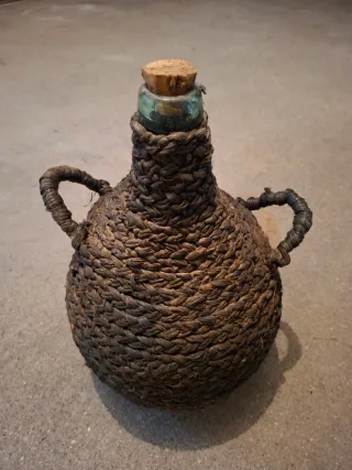 Garrafa antigua de vino con asas