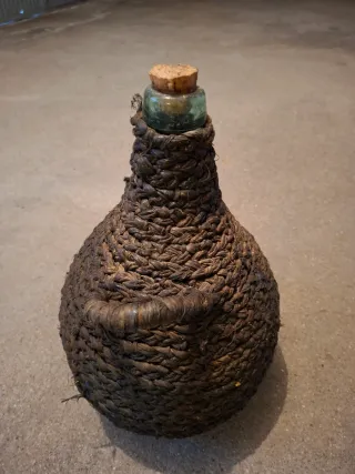 Garrafa antigua de vino con asas