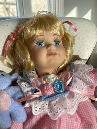 Muñeca Porcelana Musical Vestido Rosa Peluche