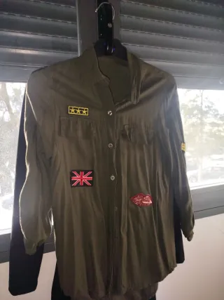 Blusa verde militar con parches