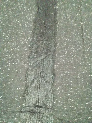 Camiseta negra con volante y pintitas