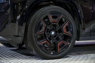 BMW XM    550 kW 748 CV Label Red