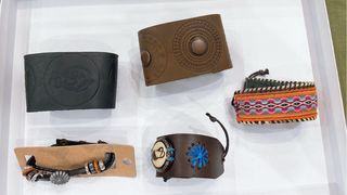 Lote 22 piezas bisutería oro y multicolor