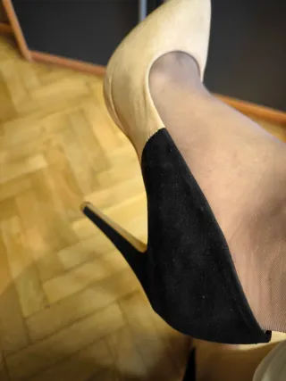 Zapatos de tacón beige y negro