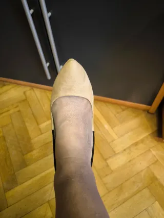 Zapatos de tacón beige y negro