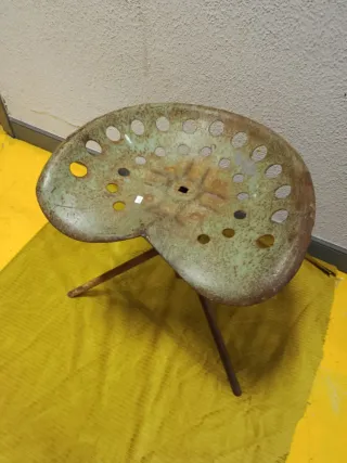 ANTIGUO TABURETE - ASIENTO DE TRACTOR METÁLICO