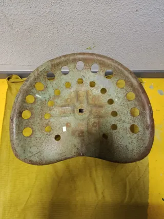 ANTIGUO TABURETE - ASIENTO DE TRACTOR METÁLICO