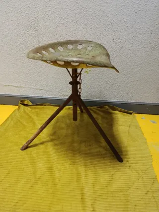 ANTIGUO TABURETE - ASIENTO DE TRACTOR METÁLICO