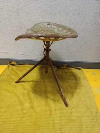 ANTIGUO TABURETE - ASIENTO DE TRACTOR METÁLICO