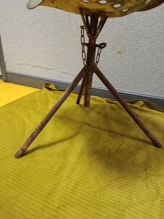 ANTIGUO TABURETE - ASIENTO DE TRACTOR METÁLICO