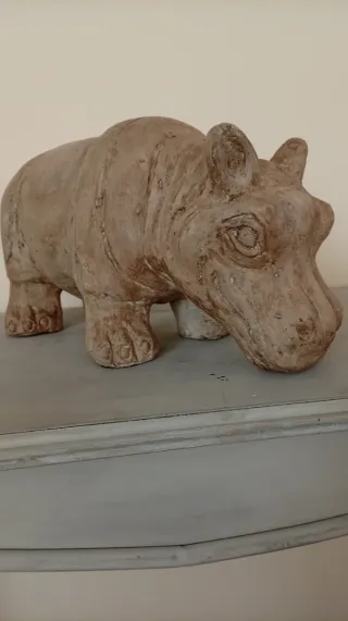 Figura de hipopótamo de terracota