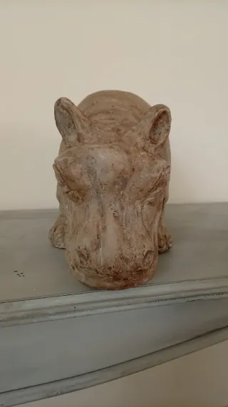 Figura de hipopótamo de terracota