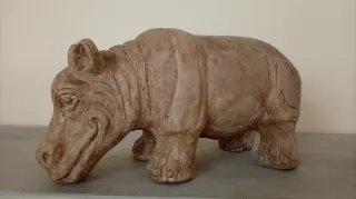 Figura de hipopótamo de terracota