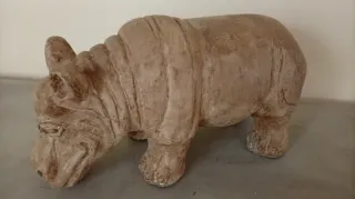 Figura de hipopótamo de terracota
