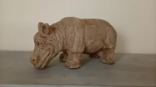 Figura de hipopótamo de terracota