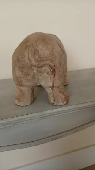 Figura de hipopótamo de terracota