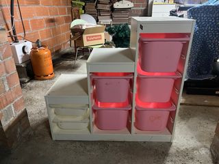 Mueble organizador con cajones rosas