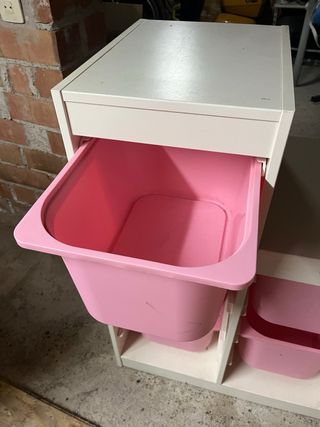 Mueble organizador con cajones rosas