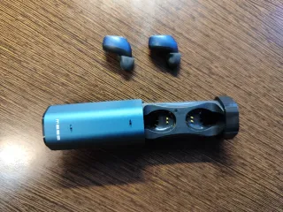 Auriculares Bluetooth Mees con base de carga