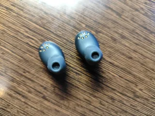 Auriculares Bluetooth Mees con base de carga