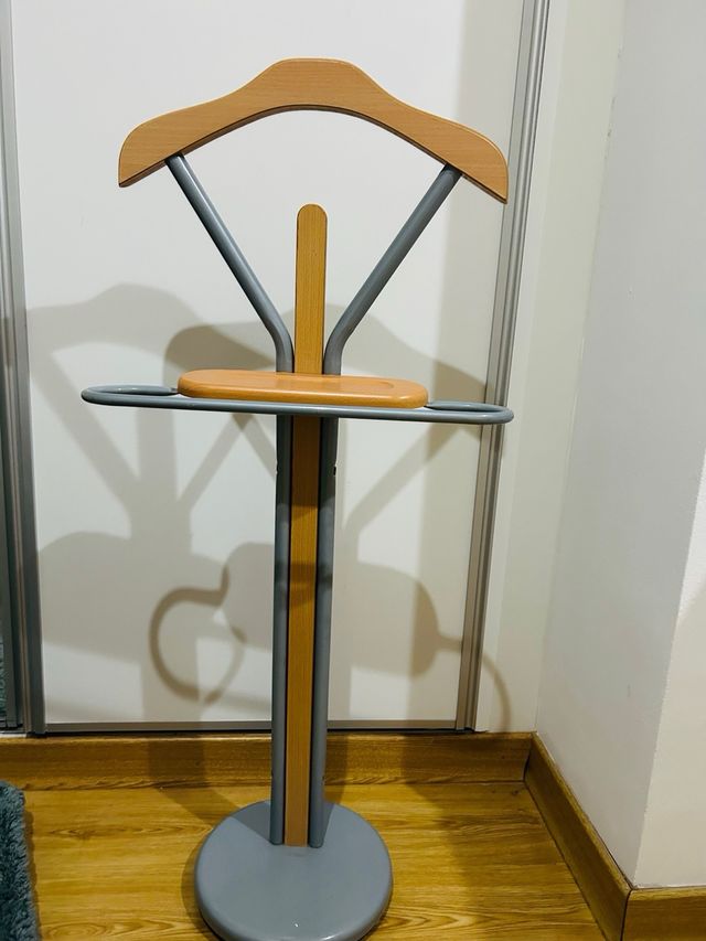 Galan de pie portatraje