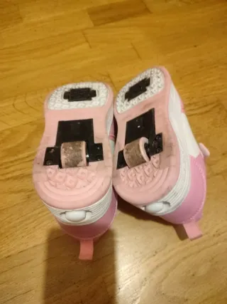 Zapatillas con ruedas rosas y blancas