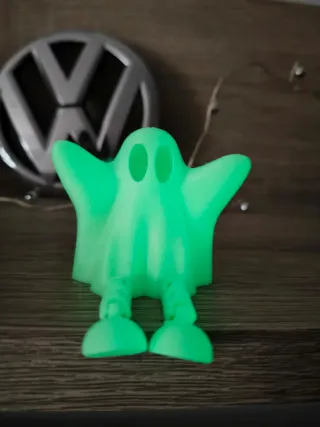 Figura fantasma que brilla en la oscuridad