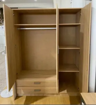 Armario de madera con cajones y estantes