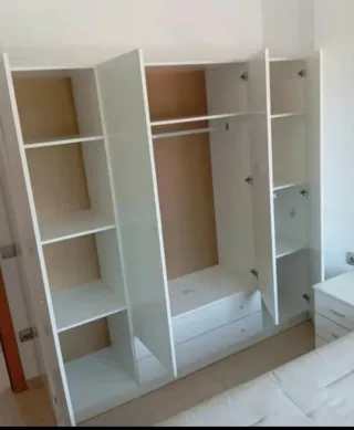 Armario de madera con cajones y estantes