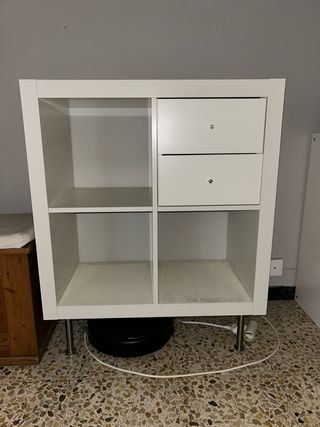 Estantería blanca con cajones