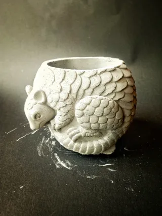 Macetero Pangolín Cemento Pequeño