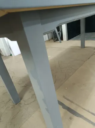 Mesa rectangular de madera maciza gris