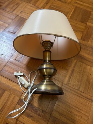Lámpara de mesa dorada y beige