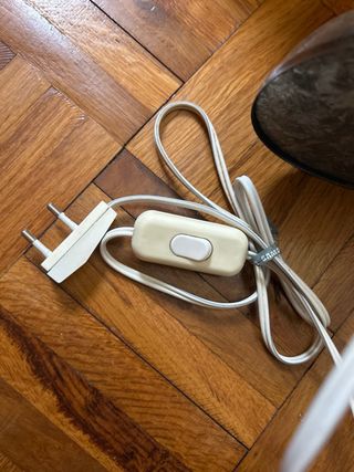 Lámpara de mesa dorada y beige